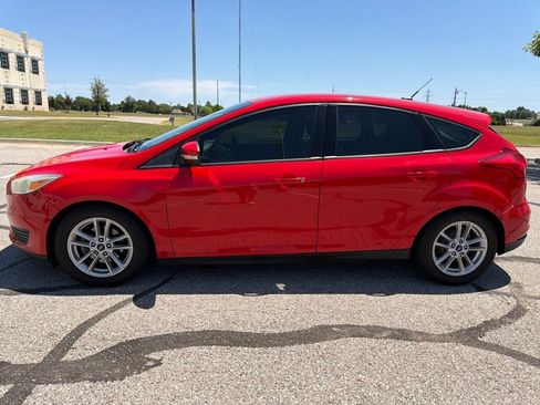 Used 2016 Ford Focus SE FWD image 2