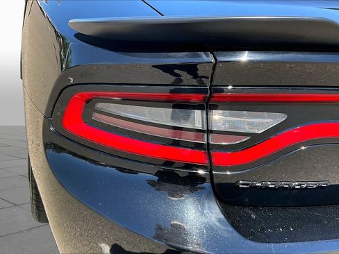 Used 2017 Dodge Charger SE w/ Blacktop Package RWD image 28