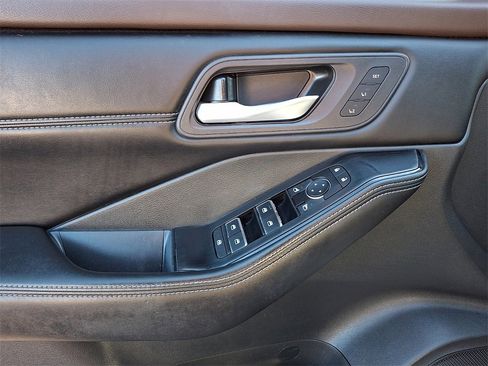 Used 2023 Nissan Rogue SL w/ SL Premium Package image 13