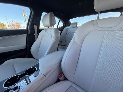 Used 2025 Genesis G70 2.5T image 36