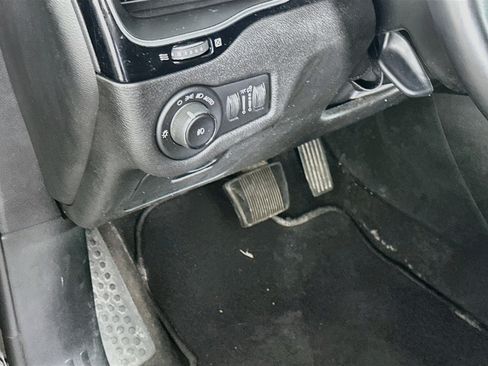Used 2021 Jeep Cherokee Latitude Plus AWD/4WD image 17