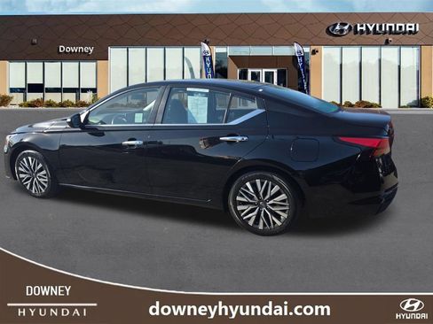 Used 2024 Nissan Altima 2.5 SV FWD image 3
