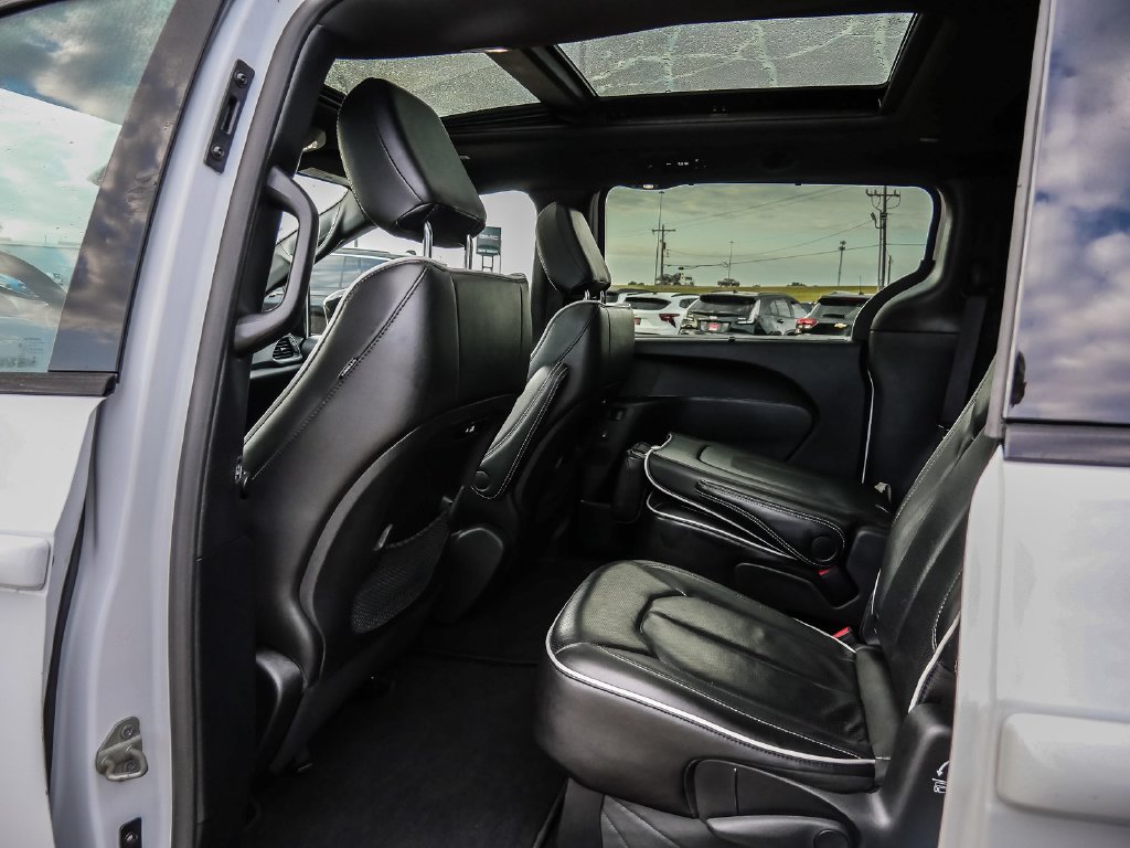 Used 2025 Chrysler Pacifica Limited FWD image 29