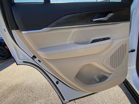 New 2025 Jeep Grand Cherokee Limited w/ Trailer Tow Package image 13