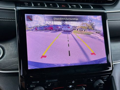 Used 2024 Jeep Grand Cherokee Limited AWD/4WD image 16