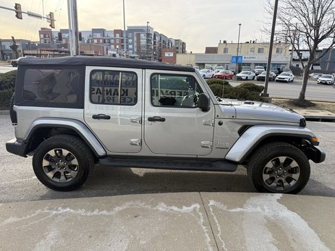 Used 2018 Jeep Wrangler Unlimited Sahara image 4