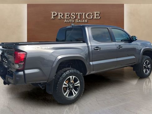 Used 2019 Toyota Tacoma TRD Sport image 11