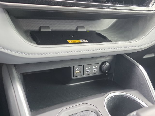 Used 2025 Toyota Highlander XLE FWD image 24
