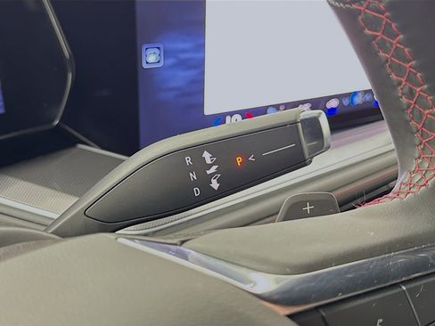 Used 2025 Chevrolet Suburban RST image 17