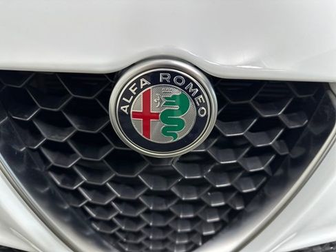 Used 2022 Alfa Romeo Giulia Ti image 9