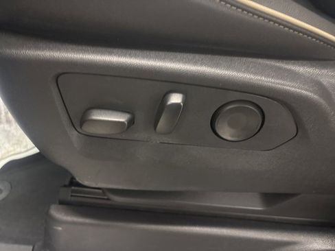 Used 2024 GMC Yukon XL SLT w/ SLT Luxury Package image 15