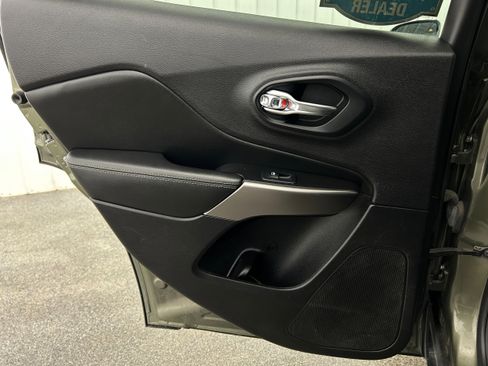 Used 2019 Jeep Cherokee Limited AWD/4WD image 28