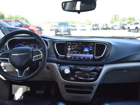 Used 2024 Chrysler Pacifica Touring-L FWD image 33