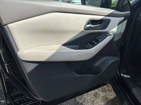 Used 2025 Nissan Rogue SV FWD image 15