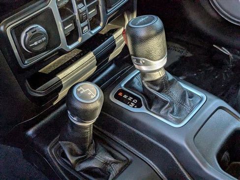 Used 2023 Jeep Gladiator Sport image 11