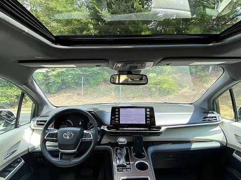 Certified 2021 Toyota Sienna XLE FWD image 20