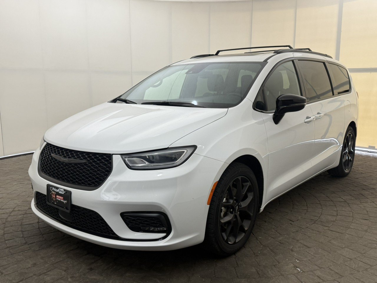 Used 2025 Chrysler Pacifica Limited FWD image 3