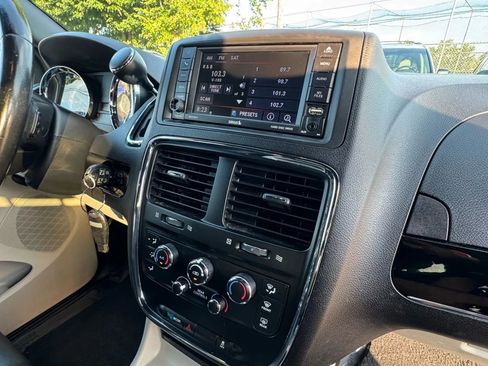 Used 2019 Dodge Grand Caravan SXT FWD image 29