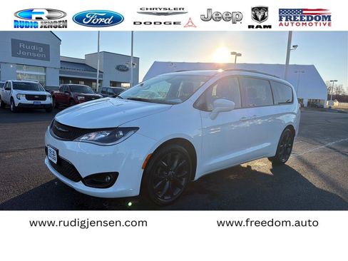 Used 2019 Chrysler Pacifica Touring-L w/ S Appearance Package image 1