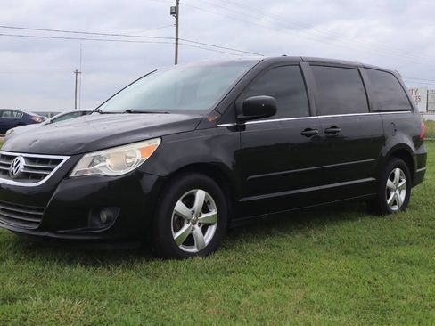 Used 2010 Volkswagen Routan SE FWD image 1