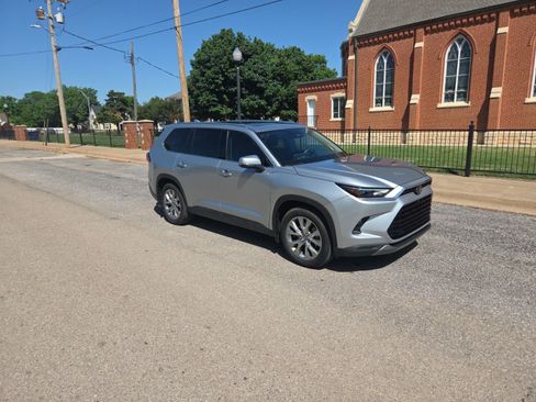Used 2024 Toyota Grand Highlander FWD image 2