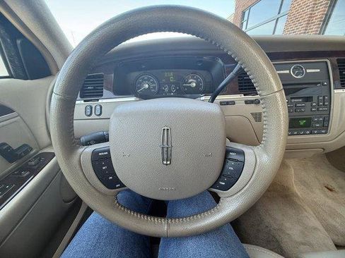 Used 2006 Lincoln Town Car Signature RWD image 19