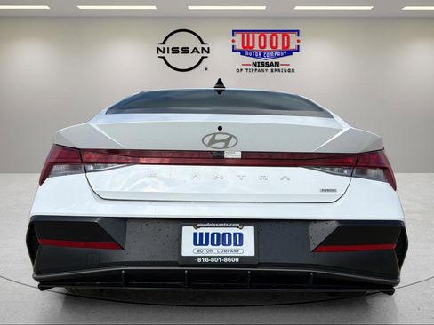 Used 2025 Hyundai Elantra Limited FWD image 3