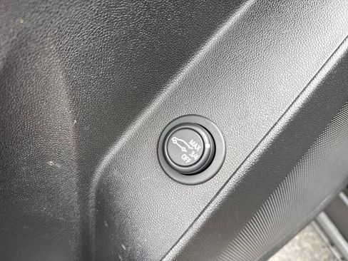 Used 2021 Chevrolet Equinox LT FWD image 32