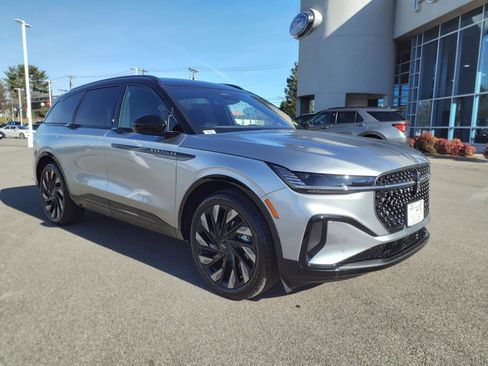 Used 2025 Lincoln Nautilus Reserve w/ Jet Appearance Package image 2