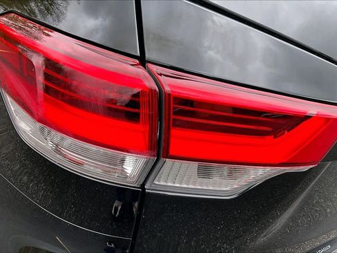 Certified 2019 Toyota Highlander LE w/ Carpet Mat Package (TMS) AWD/4WD image 28