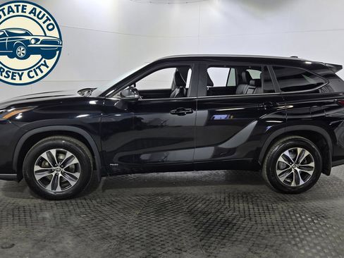 Used 2024 Toyota Highlander XLE AWD/4WD image 4