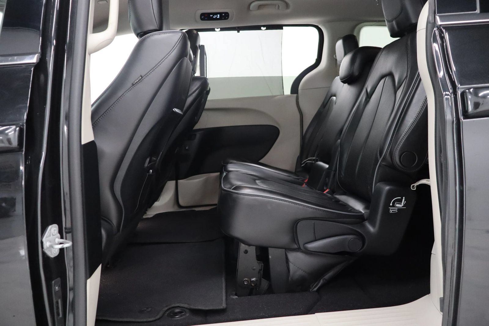 Used 2017 Chrysler Pacifica Limited w/ UConnect Theater Package FWD image 22