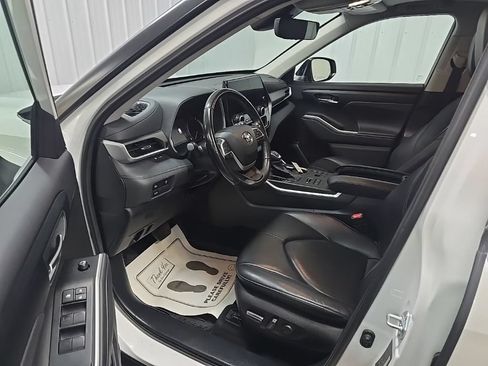 Used 2023 Toyota Highlander XLE AWD/4WD image 29