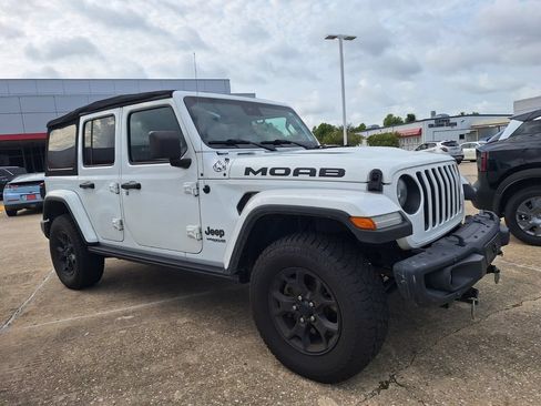 Used 2019 Jeep Wrangler Unlimited Sahara w/ Quick Order Package 24M Moab AWD/4WD image 3
