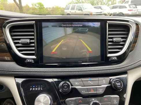 Used 2023 Chrysler Pacifica Limited FWD image 20