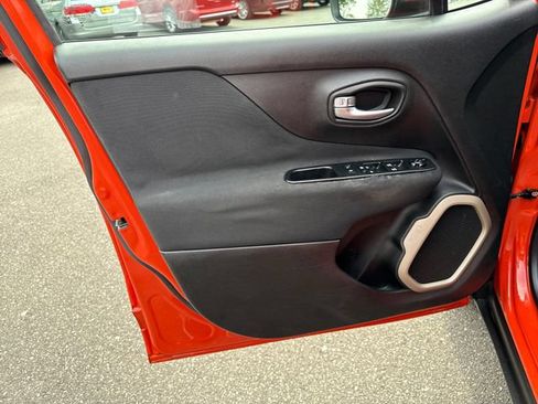 Used 2015 Jeep Renegade Latitude w/ Popular Equipment Group FWD image 15