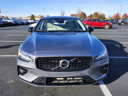 Used 2021 Volvo S60 T5 Momentum image 3