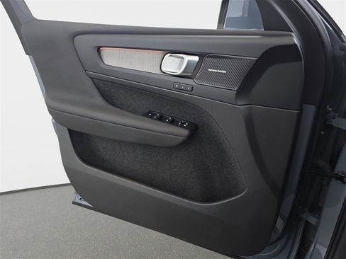 Used 2023 Volvo XC40 B5 Ultimate w/ Protection Package Premier image 29