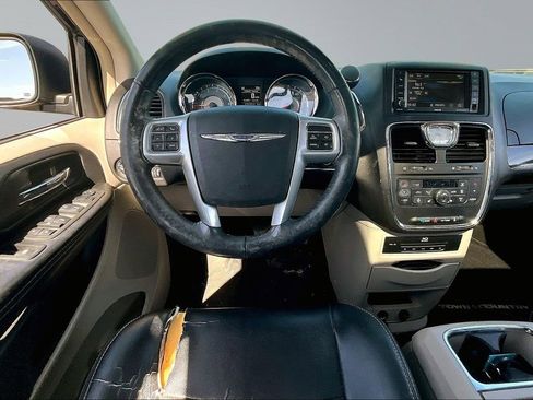 Used 2014 Chrysler Town & Country Touring-L w/ Driver Convenience Group FWD image 8
