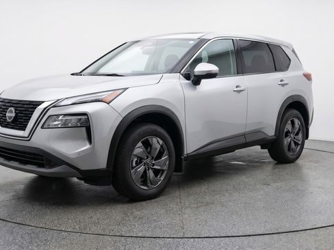 Used 2025 Nissan Rogue SV image 3