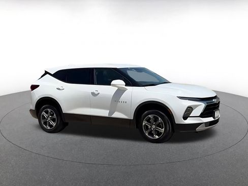Used 2025 Chevrolet Blazer LT FWD image 2