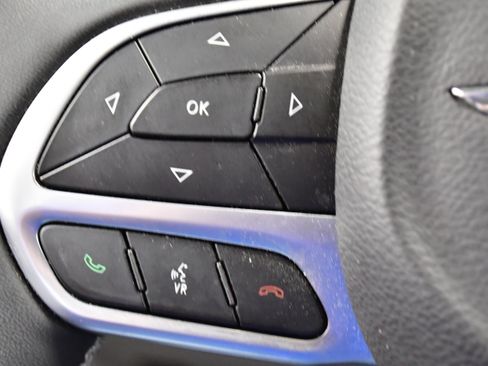 Used 2023 Chrysler Pacifica Touring-L w/ Uconnect Theater Family Group FWD image 23