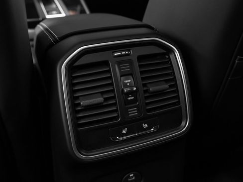 Certified 2026 Porsche Macan AWD/4WD image 43