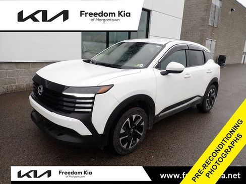 Used 2025 Nissan Kicks SV AWD/4WD image 1