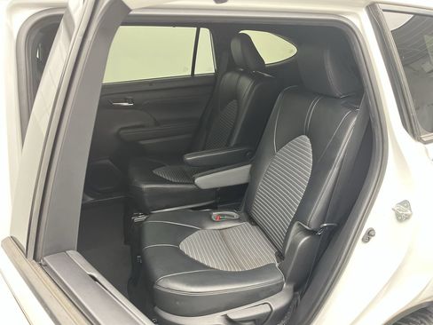 Used 2022 Toyota Highlander XSE AWD/4WD image 11