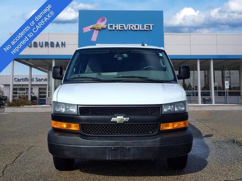 Used 2018 Chevrolet Express 3500 w/ Driver Convenience Package image 2