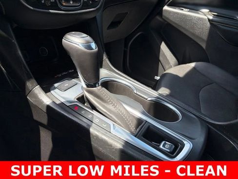 Used 2018 Chevrolet Equinox Premier FWD image 24