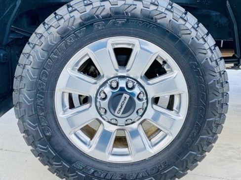 Used 2022 Ford F250 Platinum w/ FX4 Off-Road Package image 9