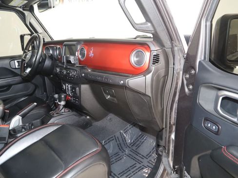 Used 2018 Jeep Wrangler Unlimited Rubicon w/ Dual Top Group AWD/4WD image 45
