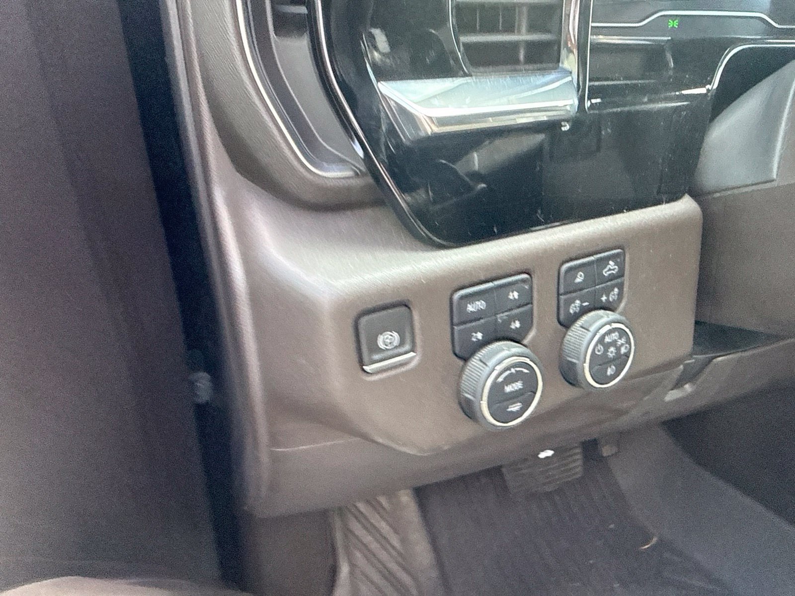 Used 2024 Chevrolet Silverado 1500 LT Trail Boss w/ LT Trail Boss Premium Package AWD/4WD image 28